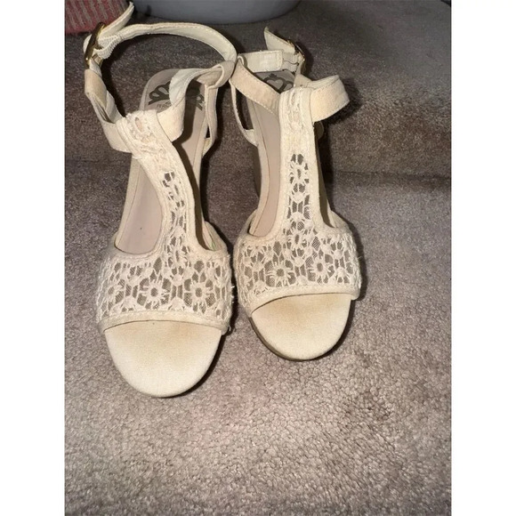 Fergalicious “Lacey” floral lace/ mesh open tie cork wedges beige/tan size 8 - Picture 8 of 11
